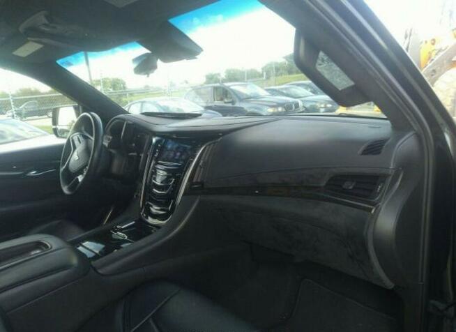 Cadillac Escalade 2017, 6.2L, 4x4, ESV PLATINUM, od ubezpieczalni