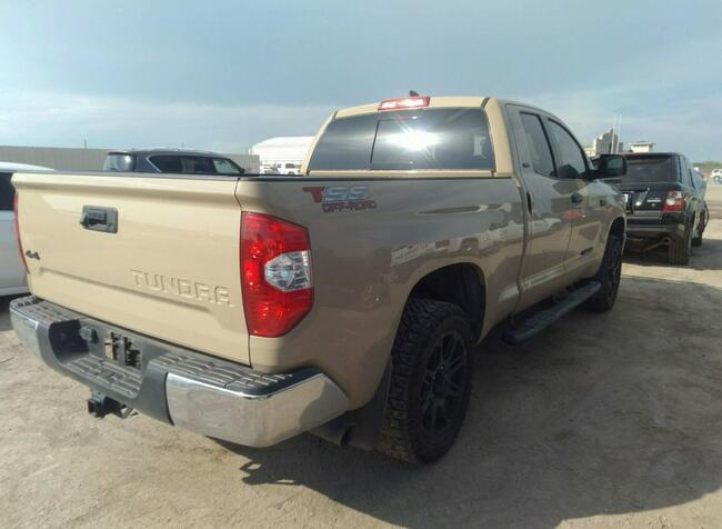 Toyota Tundra 2020, 5.7L, porysowany lakier.
