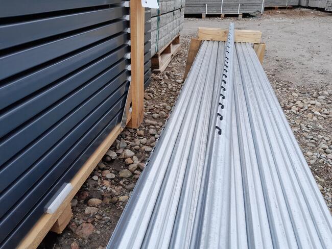 Słupek metalowy do siatki leśnej 200 cm + zaczepy