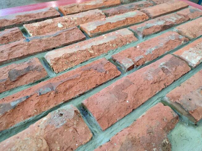 Lica cegły rozbiórkowej młotkowane/ postarzane