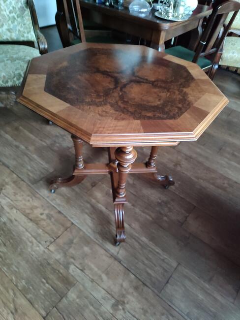 Komplet stolik plus cztery krzesła