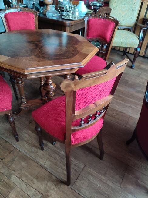 Komplet stolik plus cztery krzesła