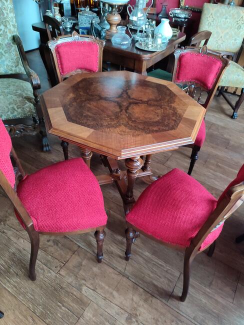 Komplet stolik plus cztery krzesła