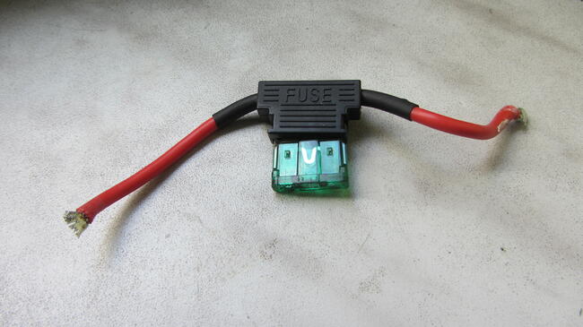 Bezpiecznik 30A z gniazdem