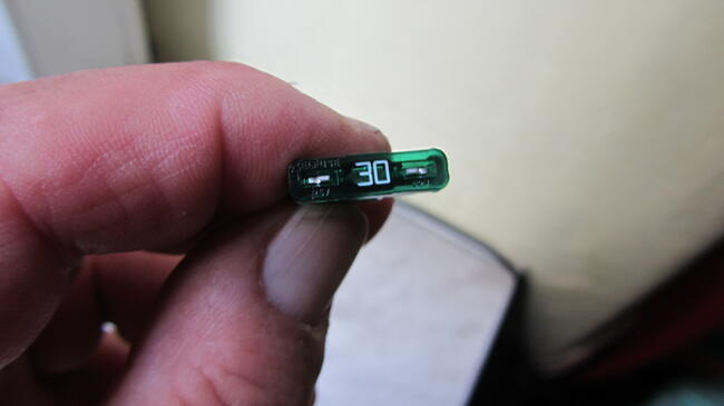 Bezpiecznik 30A z gniazdem