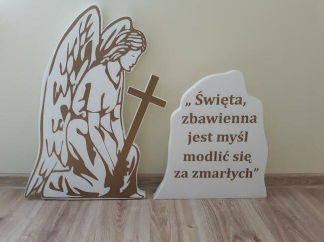 Anioł z krzyżem dekoracja kościół świeto zmarłych zaduszki
