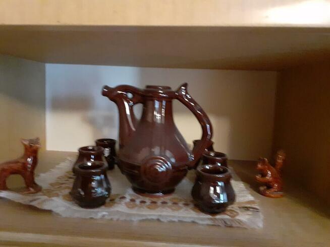 Dzbanuszek plus 6 kubeczkòw.