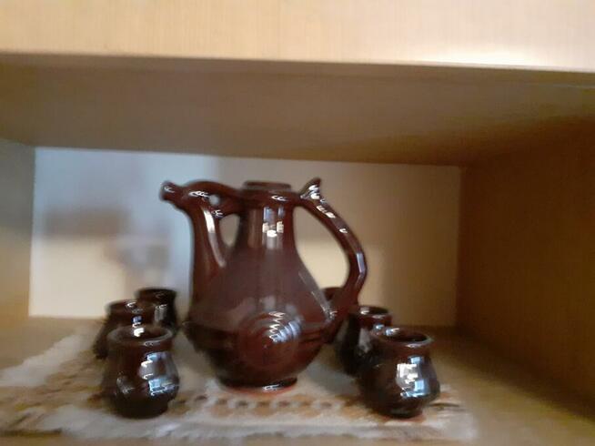 Dzbanuszek plus 6 kubeczkòw.