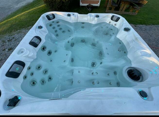 Jacuzzi Ogrodowe Całoroczne Elektryczne Spa z ekspozycji