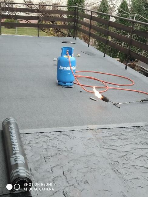 Dach usługi dekarsko blacharskie.