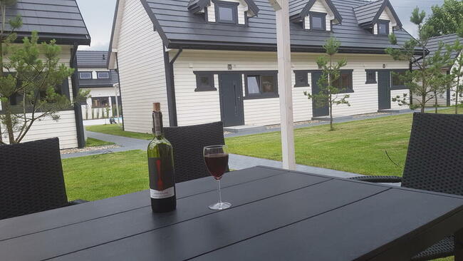 Osada Wypoczynku Jantar - Domki z Basenem, Sauną i Jacuzzi