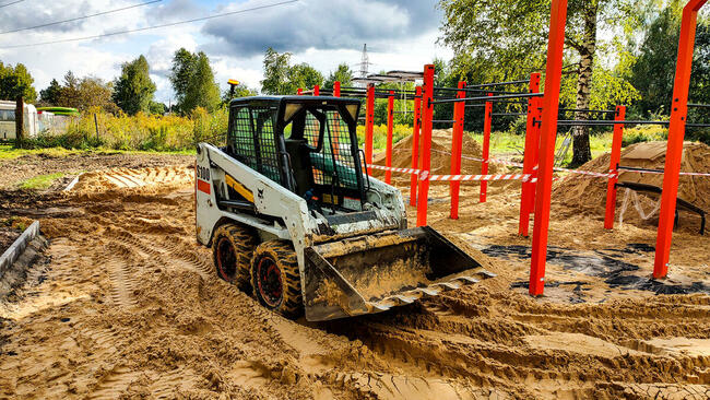 Miniładowarka Bobcat S100 S450 wynajem usługi budowa ogrody