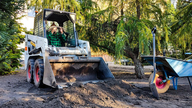 Miniładowarka Bobcat S100 S450 wynajem usługi budowa ogrody