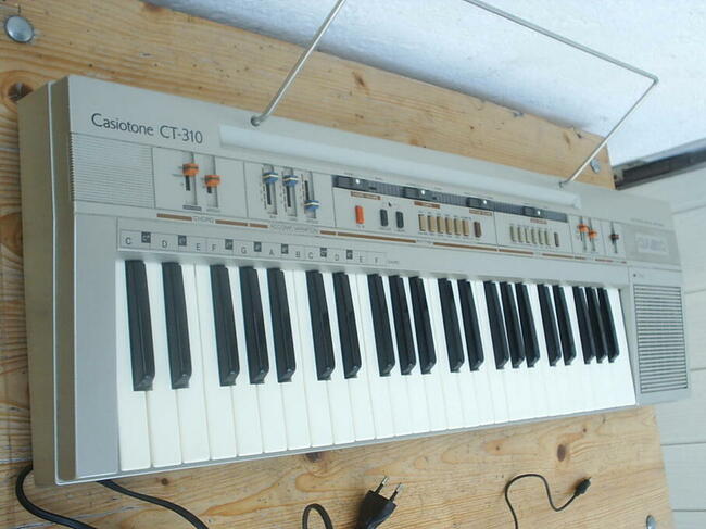 Historyczny Casio Casiotone CT-310 z osprzętem, rocznik 1984
