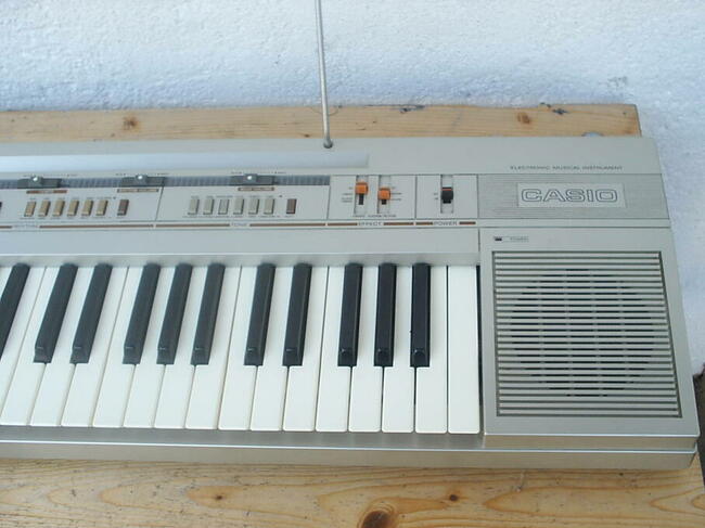 Historyczny Casio Casiotone CT-310 z osprzętem, rocznik 1984