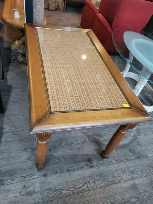 Prostokątny stół ze szklanym blatem