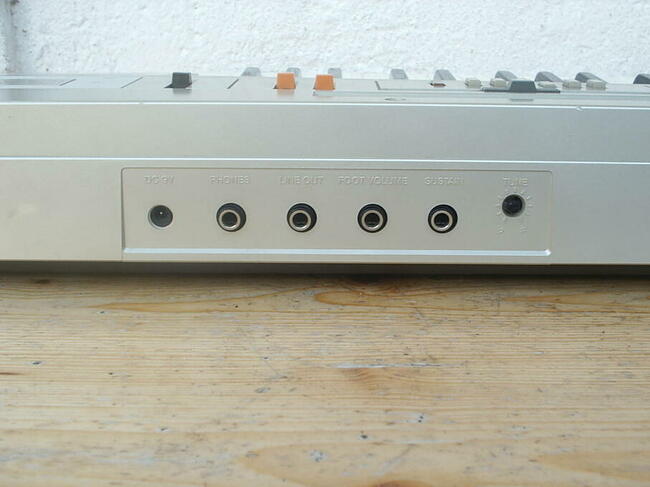 Historyczny Casio Casiotone CT-310 z osprzętem, rocznik 1984