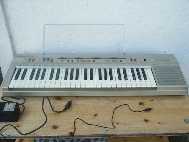 Historyczny Casio Casiotone CT-310 z osprzętem, rocznik 1984