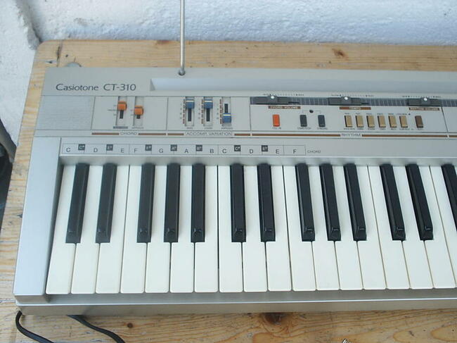 Historyczny Casio Casiotone CT-310 z osprzętem, rocznik 1984
