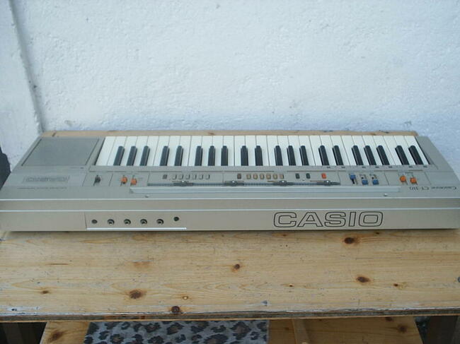 Historyczny Casio Casiotone CT-310 z osprzętem, rocznik 1984