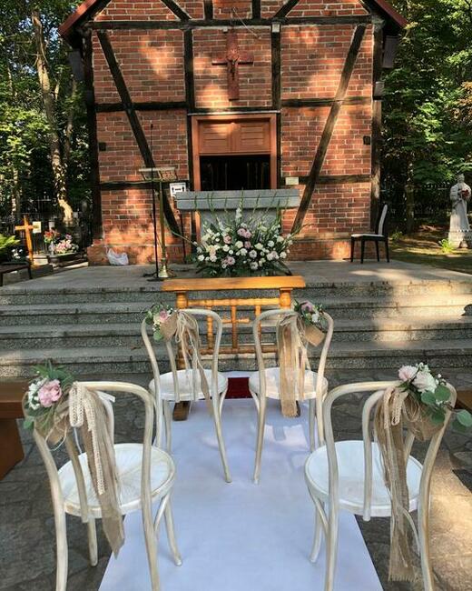 dekoracja kościoła na ślub