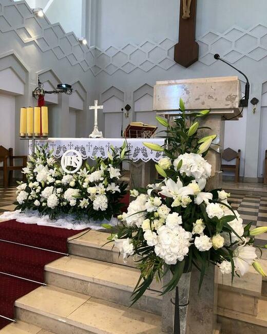 dekoracja kościoła na ślub