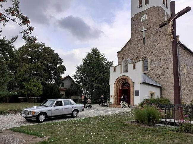 Zabytkowy Mercedes W 123 do ślubu i nie tylko