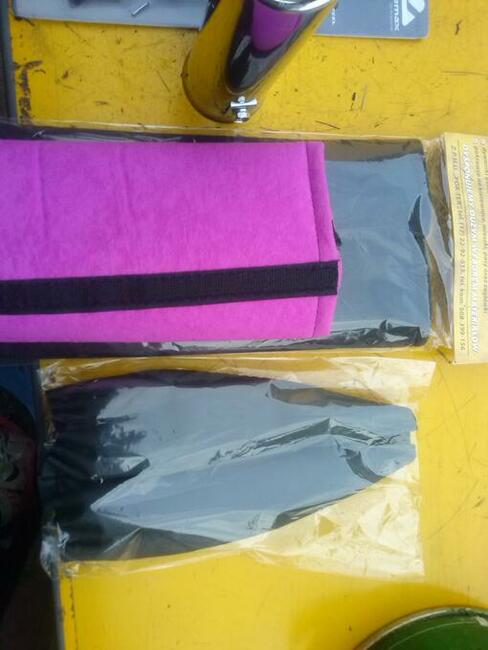 Końcówki wydechu, nakładki pasów, mieszek dźwigni biegów.