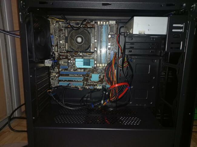 Komputer stacjonarny z monitorem lub bez