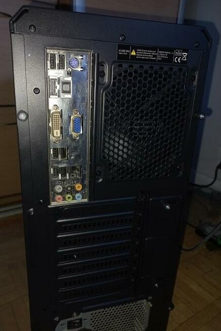 Komputer stacjonarny z monitorem lub bez