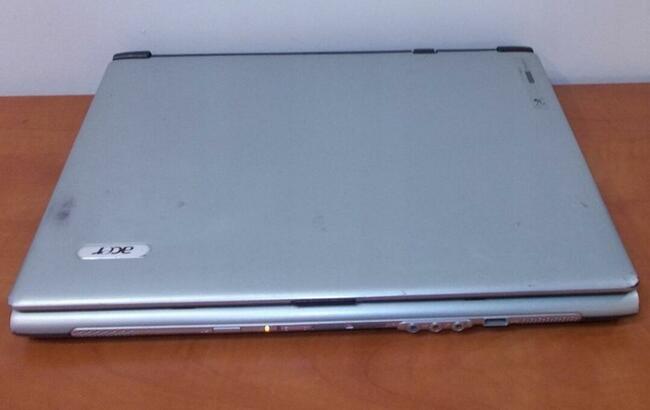 Laptop z zasilaczem Sprawny gotowy do używania