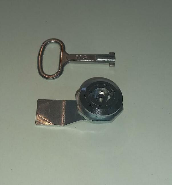 Zamek i kluczyk do szafy sterowniczej