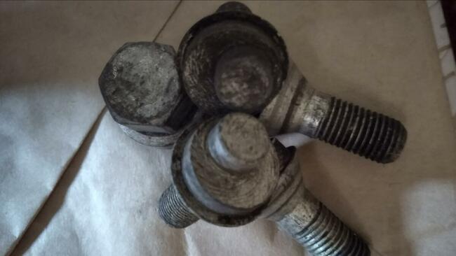 Śruby zabezpieczające do kół Fiat 126p