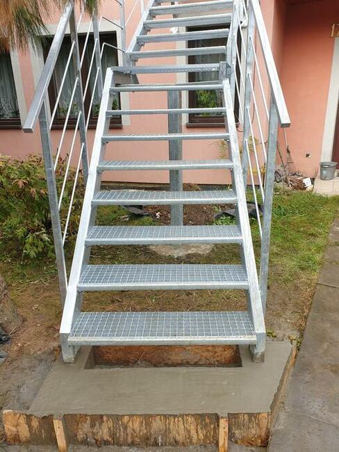 Zaklad Ślusarski - malowanie rur natryskowo