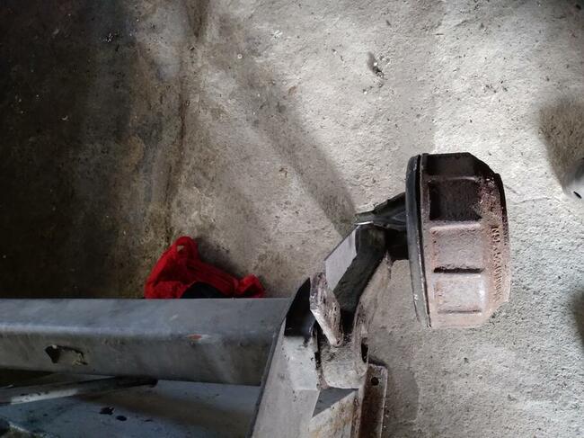sprzedam oś hamowana do lawety oś masa całkowita 1400 kg sze