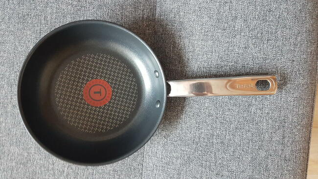 Sprzedam patelnię tefal 20 cm