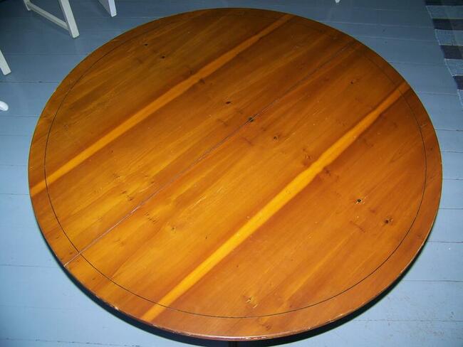 stół okrągły na jednej nodze