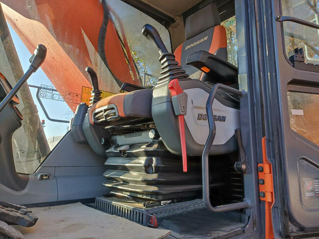 Koparko-ładowarka Doosan DX340LC-5