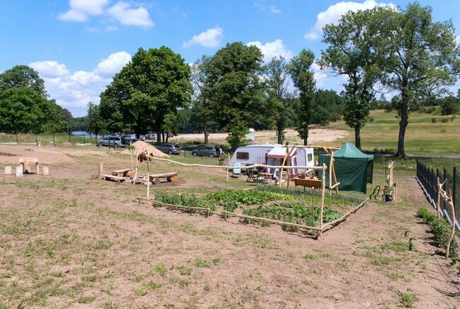 Ogrodzona działka budowlana - z widokiem na plażę i jezioro
