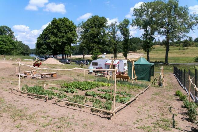 Ogrodzona działka budowlana - z widokiem na plażę i jezioro