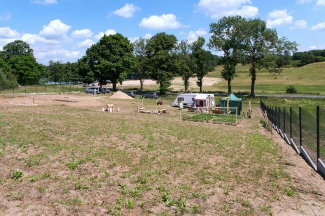 Ogrodzona działka budowlana - z widokiem na plażę i jezioro