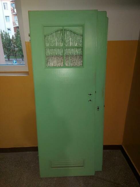 Zielone drzwi do pomieszczeń