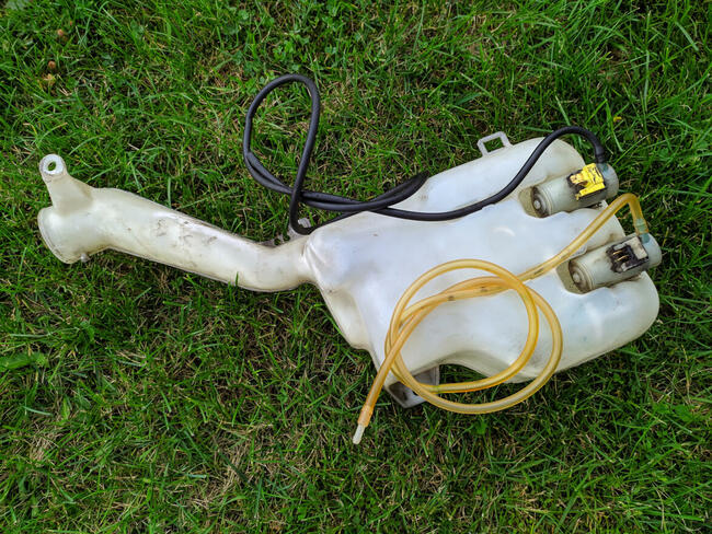 Zbiorniczek spryskiwaczy + pompki do Honda Civic VI 3d D15Z6