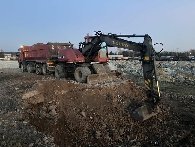 Koparka gąsienicowa o wadze 24 tony.