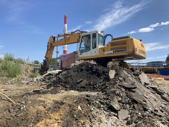 Koparka gąsienicowa o wadze 24 tony.