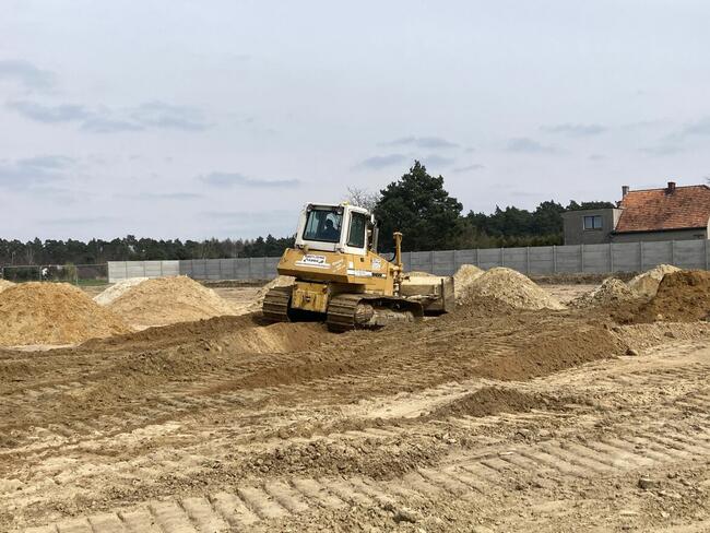 Koparka gąsienicowa o wadze 24 tony.