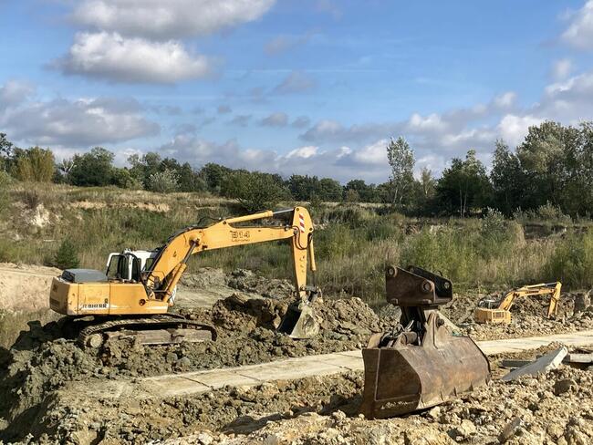 Koparka gąsienicowa o wadze 24 tony.