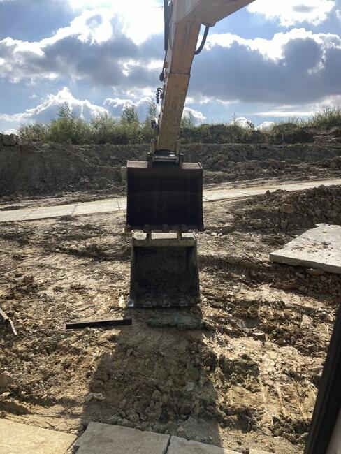 Koparka gąsienicowa o wadze 24 tony.