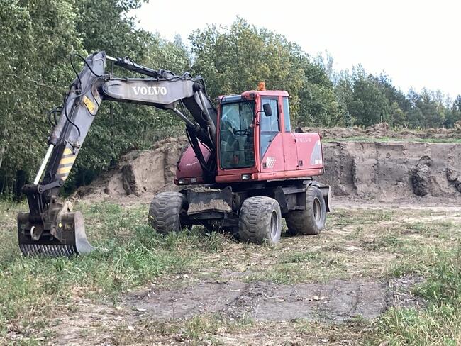 Koparka gąsienicowa o wadze 24 tony.
