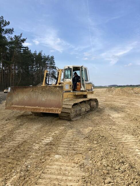 Koparka gąsienicowa o wadze 24 tony.